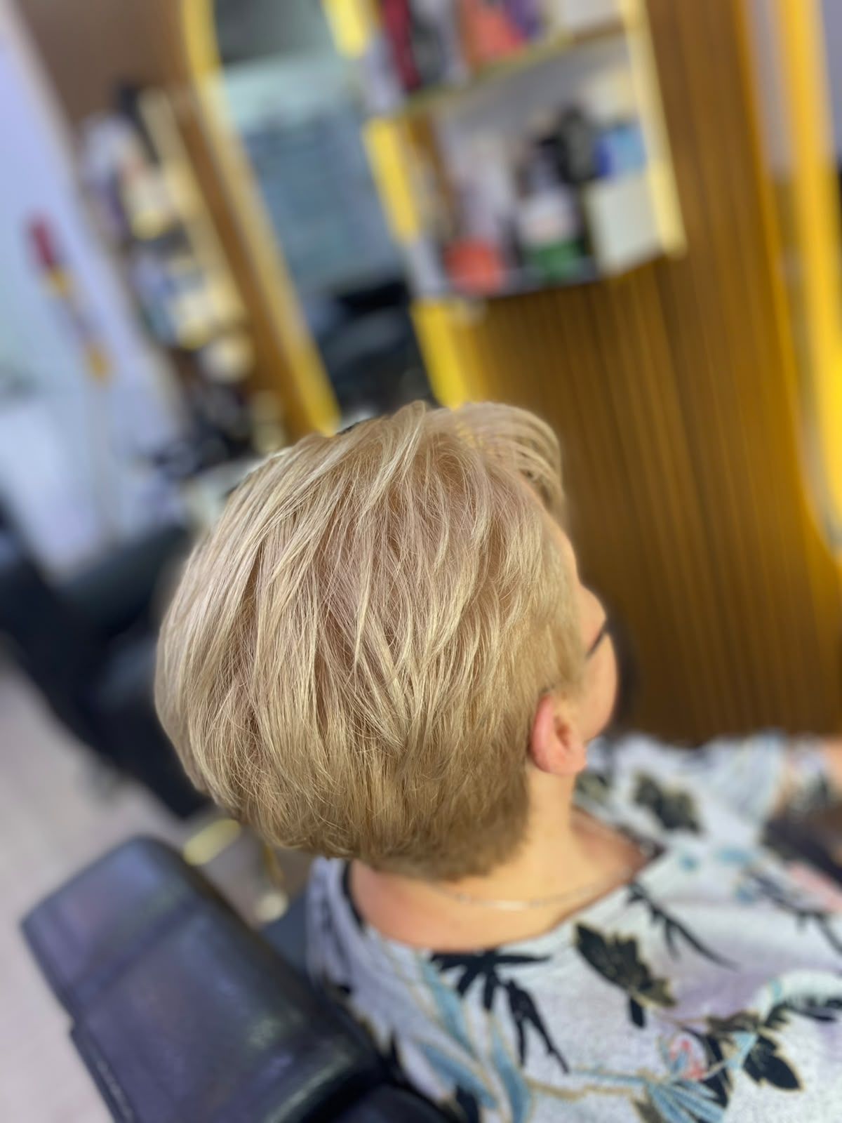 Corte corto escalonado en rubio dorado miel, vista trasera