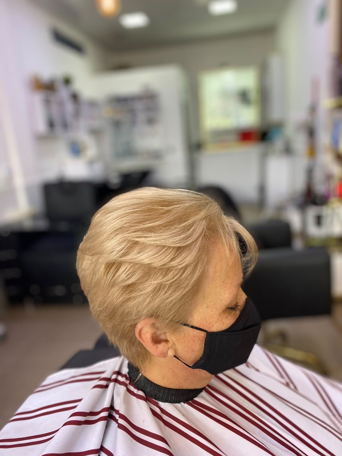 Corte corto tipo pixie en rubio claro, vista de perfil