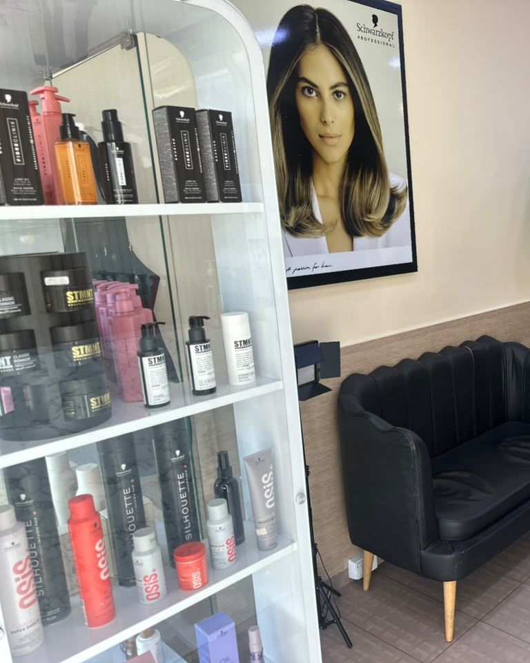 Vitrina con productos profesionales para el cabello junto a la sala de espera de Maquiavelo's Hair Studio